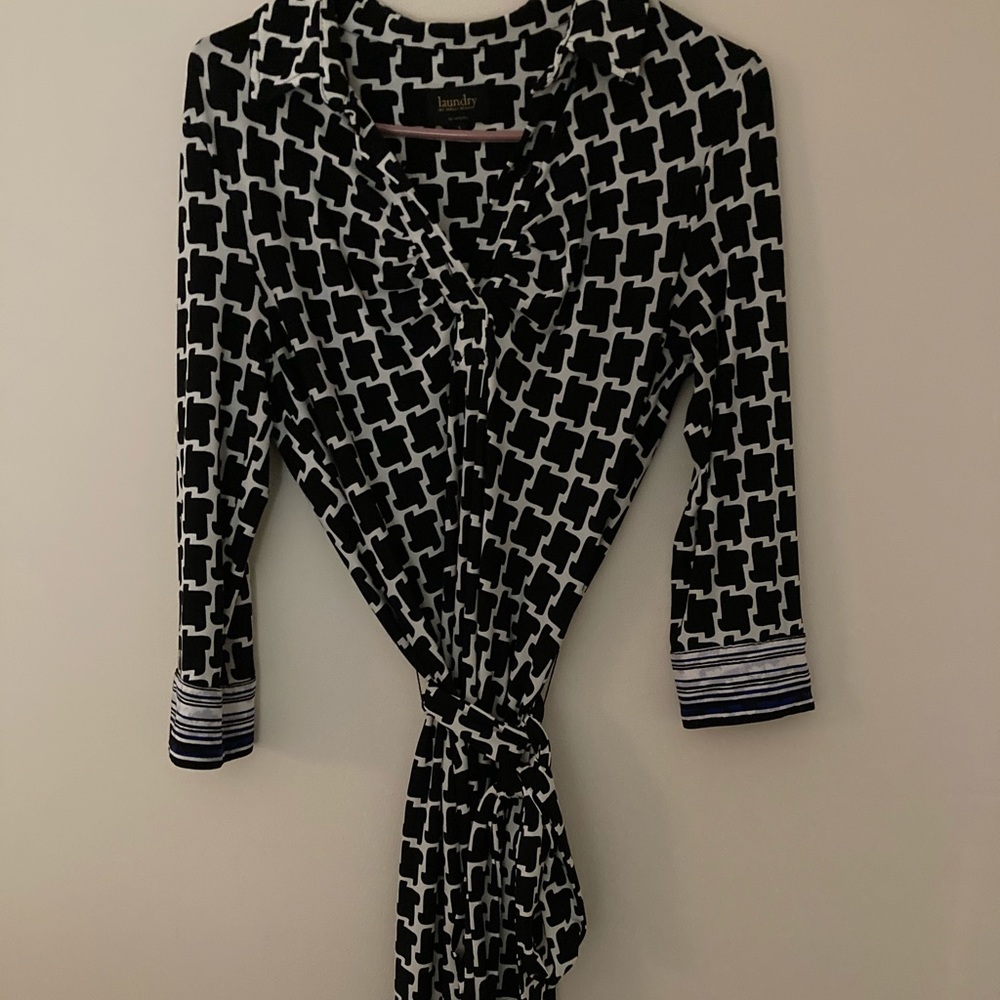 Laundry Long Sleeve Dress in Black & White. It has a self belt.